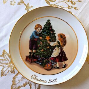 VTG Avon 1982 Christmas Plate 2nd Edition Christmas Memories Keeping Christmas